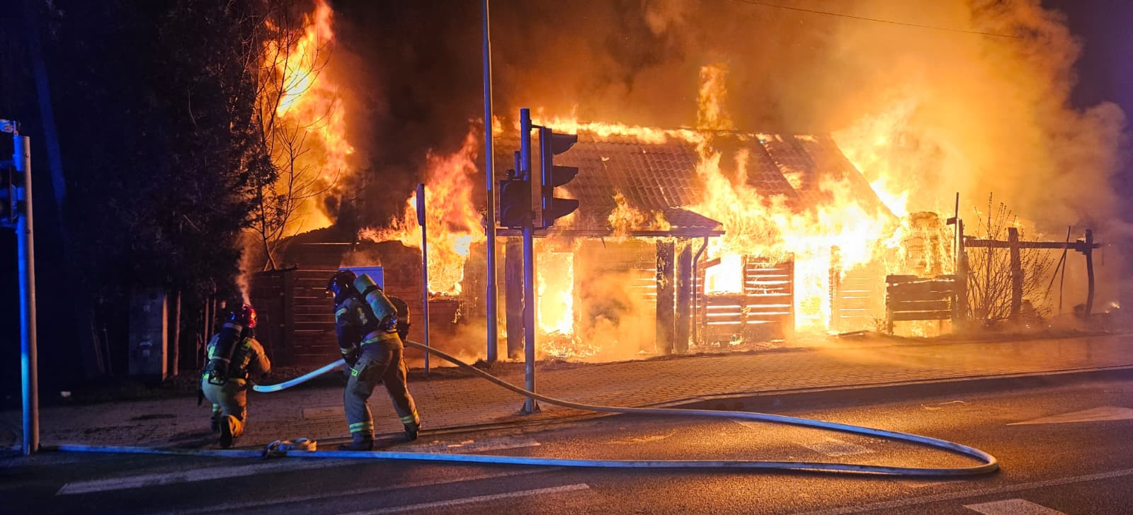 TYCZYN: Nocny pożar drewnianego budynku. Akcja gaśnicza trwała kilka godzin [ZDJĘCIA]