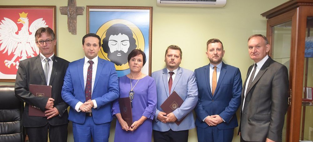 Nowi dyrektorzy szkół podstawowych (FOTO)