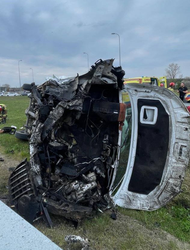 PODKARPACIE: Dachowanie busa na A4. Dwie osoby trafiły do szpitala [ZDJĘCIA]