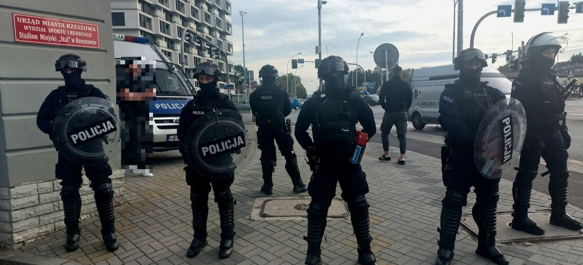 RZESZÓW. Zwycięstwo Resovii z Lechem Poznań! Policja szuka tych kibiców (ZDJĘCIA)