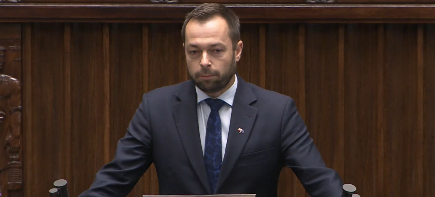 NIEDŹWIEDŹ W CENTRUM PRZEMYŚLA! Poseł Romowicz: „Czy czekacie, aż zabije człowieka w mieście?” [VIDEO]