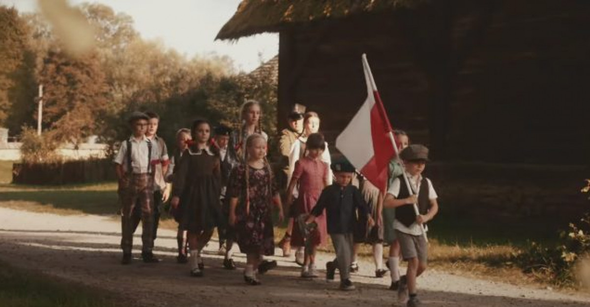 Muzyczny hołd dla Bohaterów. „Serce w plecaku” w wykonaniu dzieci z Sanoka (VIDEO)