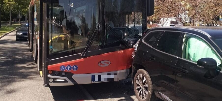 Kolizja autobusu i Volvo w Rzeszowie. Pasażer trafił do szpitala