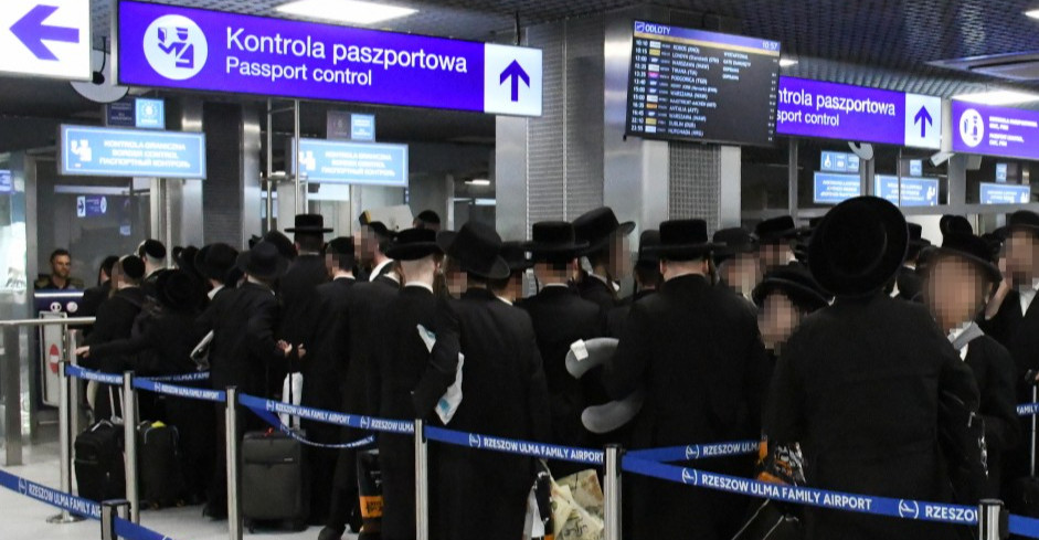Wojna im nie straszna! Tysiące chasydów zmierza na Ukrainę [ZDJĘCIA]