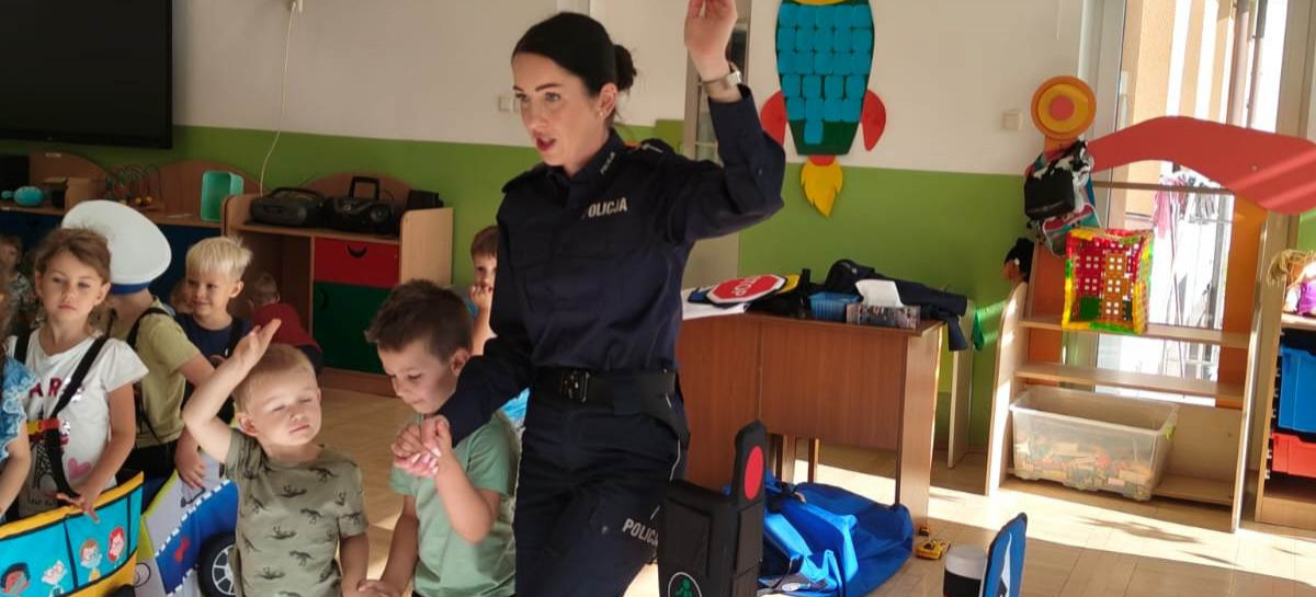 Policjanci z Leska odwiedzili przedszkolaków w Hoczwi. Rozmawiali o bezpieczeństwie