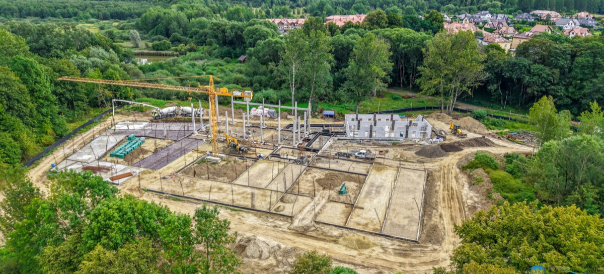 Budowa Specjalnego Ośrodka Szkolno-Wychowawczego w Sanoku. Prace ziemne zakończone [ZDJĘCIA Z LOTU PTAKA]