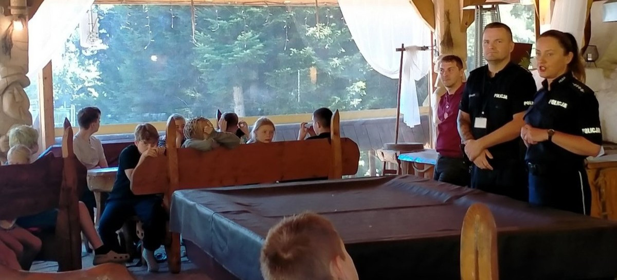 Policjanci uczą bezpieczeństwa. Wakacyjne spotkanie z dziećmi w Weremieniu