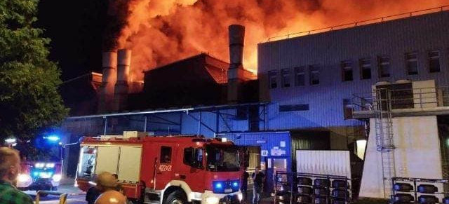 Pożar hali produkcyjnej zakładu oponiarskiego (ZDJĘCIA)