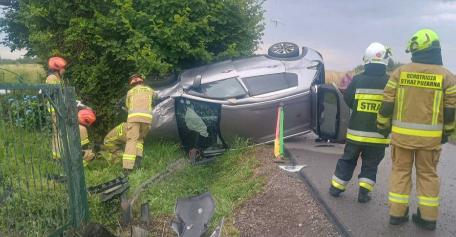 WESOŁA. Groźne dachowanie peugeota. Trzy osoby ranne [ZDJĘCIA]