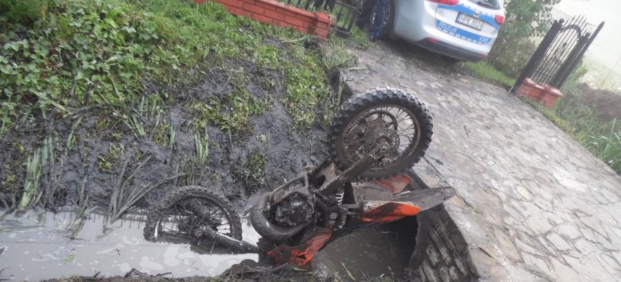 Nocny wypadek. Poważnie ranny motocyklista (FOTO)
