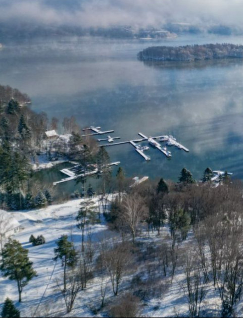 O krok od tragedii w Polańczyku. Samochód dostawczy wpadł do jeziora [ZDJĘCIA]