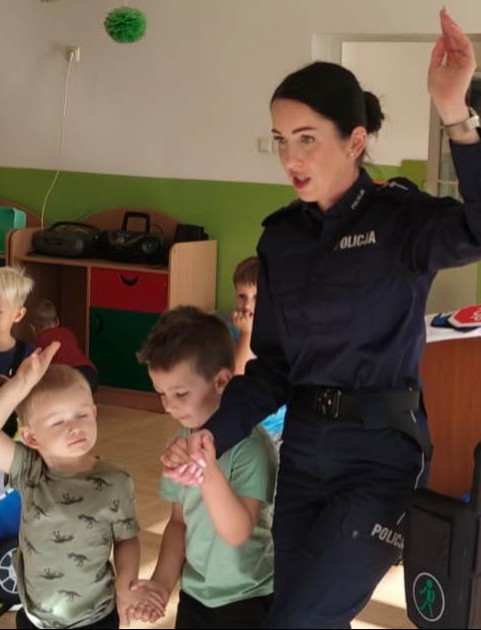 Policjanci z Leska odwiedzili przedszkolaków w Hoczwi. Rozmawiali o bezpieczeństwie