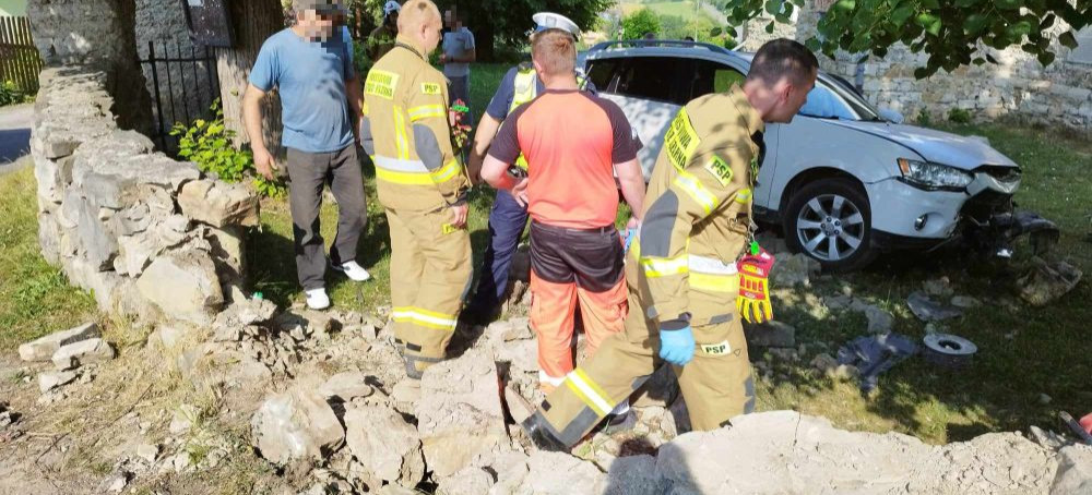 Poszkodowani pracowali przy kościelnym ogrodzeniu. Kierowca stracił panowanie (VIDEO, ZDJĘCIA)