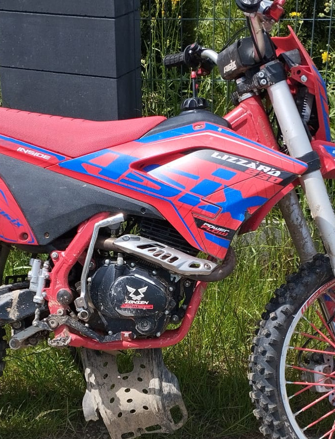 BRZOZÓW: 14-latek na crossie uderzył w ogrodzenie. Trafił do szpitala