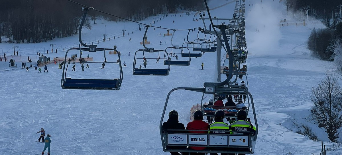 BIESZCZADY: Policjanci przypominają narciarzom o bezpieczeństwie na stoku [ZDJĘCIA]