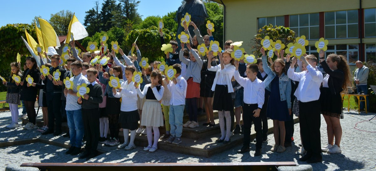 102. rocznica urodzin Jana Pawła II w Szkole Podstawowej w Jabłonce (ZDJĘCIA)