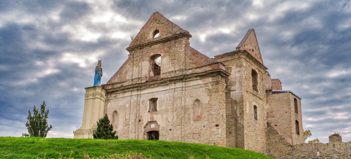 Ruiny Klasztoru Karmelitów Bosych w Zagórzu. Miejsce, gdzie historia wciąż żyje [ZDJĘCIA]