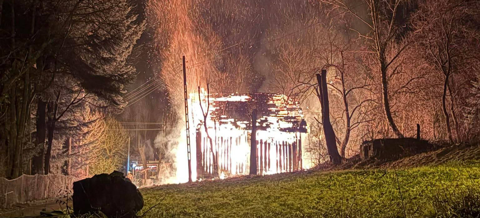 Groźny pożar w Kostarowcach. Spłonął budynek gospodarczy [ZDJĘCIA]
