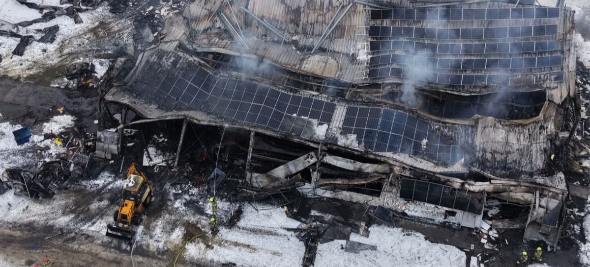 ZAGÓRZ: Pożar hali produkcyjnej. Dach zawalił się w trakcie akcji [VIDEO, ZDJĘCIA]