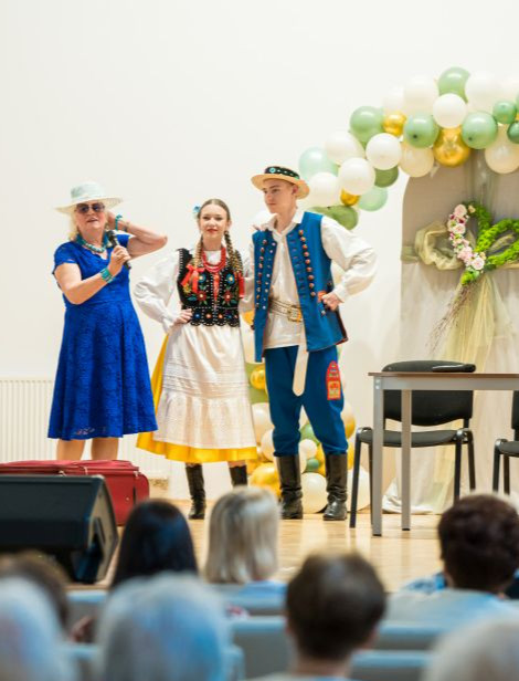 Folkowo i wzruszająco. Seniorzy świętowali Dzień Matki w Centrum Usług Senioralnych [ZDJĘCIA]