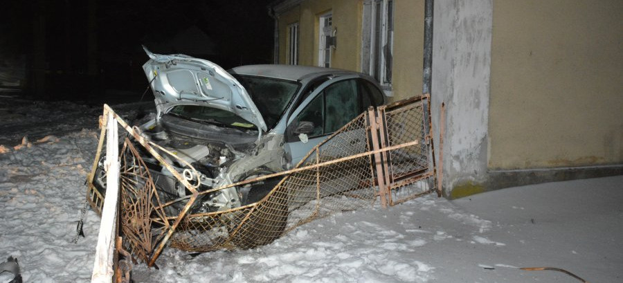 PODKARPACIE: Dwóch pijanych kierowało jednym samochodem. 17-latek staranował ogrodzenie