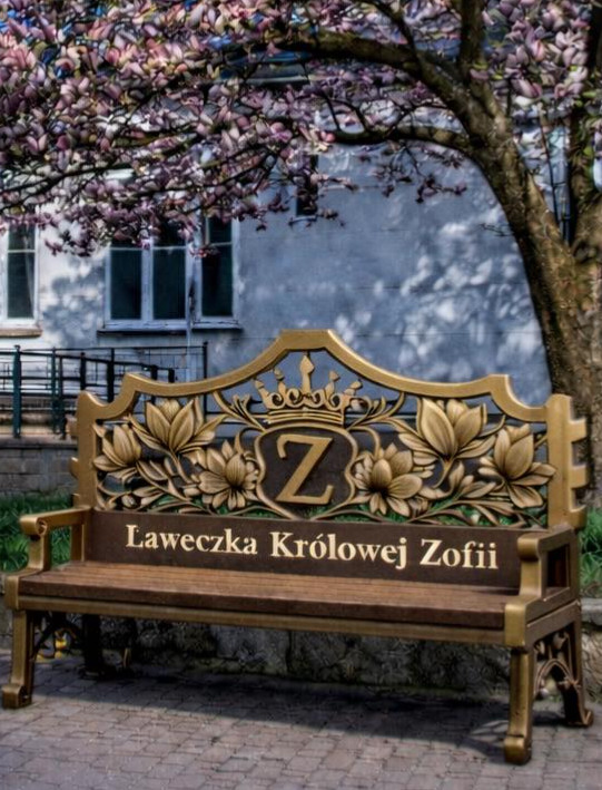 „Ławeczka Królowej Zofii” na etapie malowania. Montaż w przyszłym tygodniu [ZDJĘCIA]