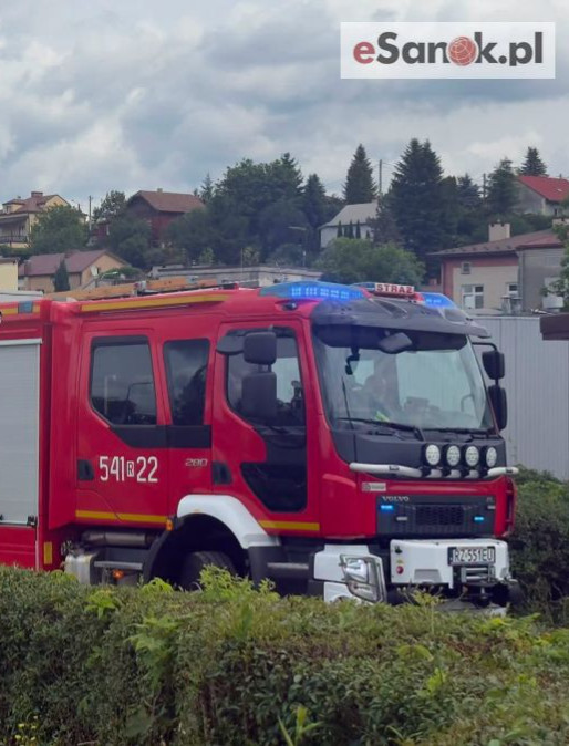 Fałszywy alarm bombowy w Sanoku. „Kaskadowy mail” postawił służby w stan gotowości [VIDEO, ZDJĘCIA]