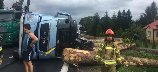 NOWOSIELCE: Wywrócona ciężarówka z drewnem (FOTO)