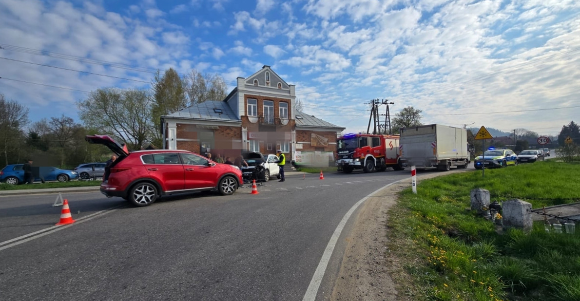 Groźne zderzenie dwóch osobówek w Trześniowie. Jedna osoba trafiła do szpitala [ZDJĘCIA]