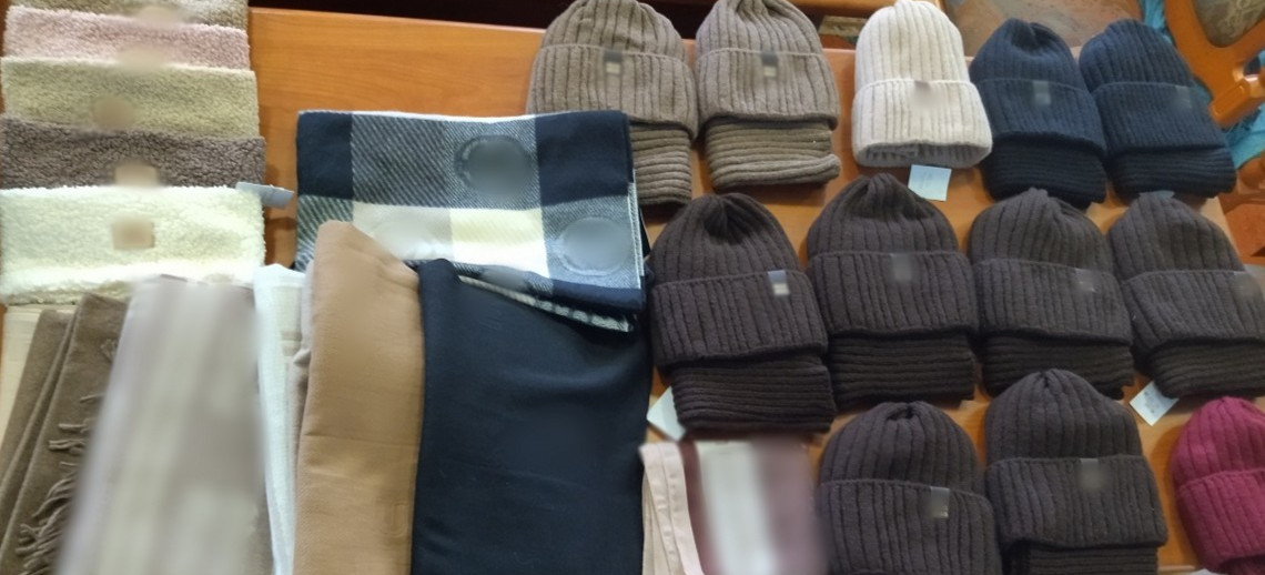 Miał być mandat za brak paragonu, skończyło się na konfiskacie. “Luksusowe” podróbki w krośnieńskim butiku