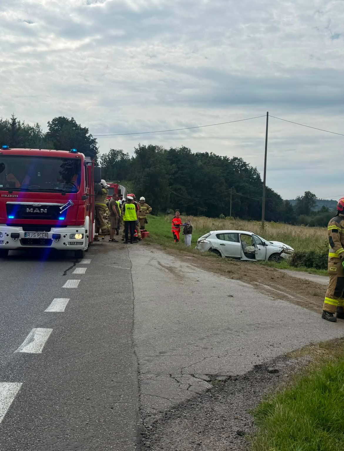 Niebezpieczne wyprzedzanie na DK73. Ciężarówka i osobówka wypadły z drogi [ZDJĘCIA]