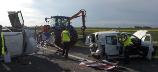Groźny wypadek na autostradzie (ZDJĘCIA)