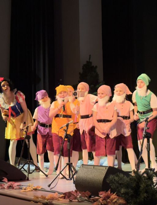 SANOK: Niezwykły spektakl w wykonaniu SP8. „Ojcowie na ratunek, czyli Jezioro Łabędzie w męskim wydaniu” [VIDEO, ZDJĘCIA]