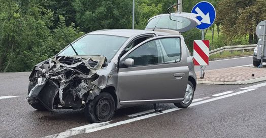 JASIENICA ROSIELNA: Zderzenie dwóch pojazdów na DK19. Jedna osoba trafiła do szpitala [ZDJĘCIA]