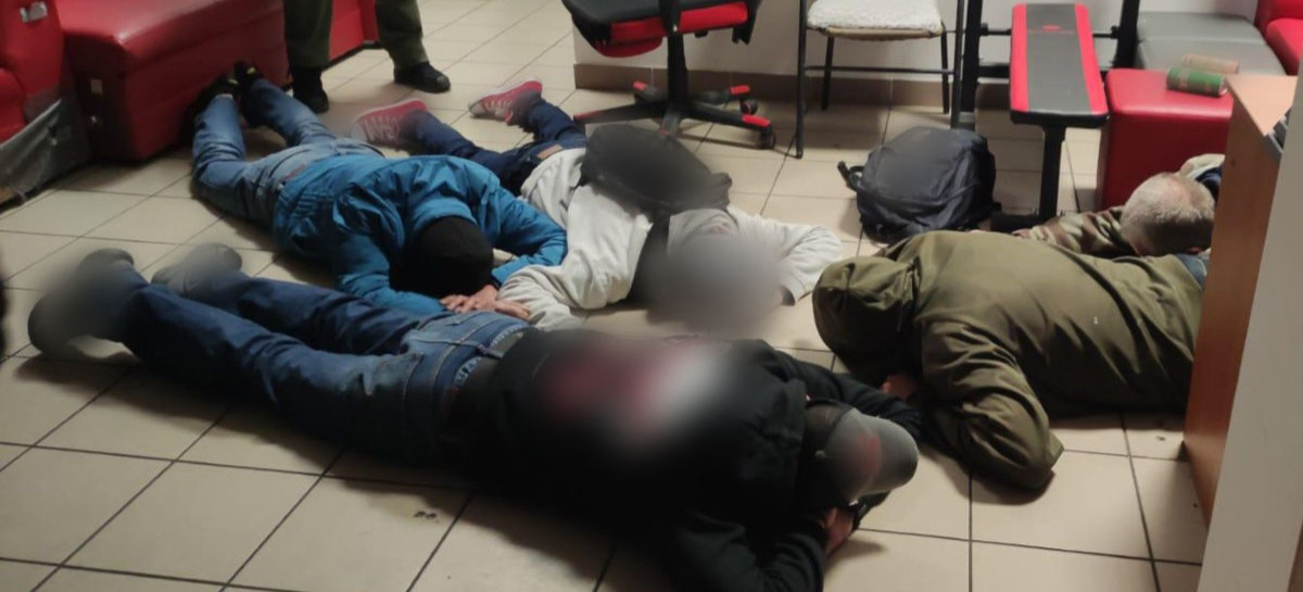 Maczety, bagnety i narkotyki w salonach gier [VIDEO, ZDJĘCIA]