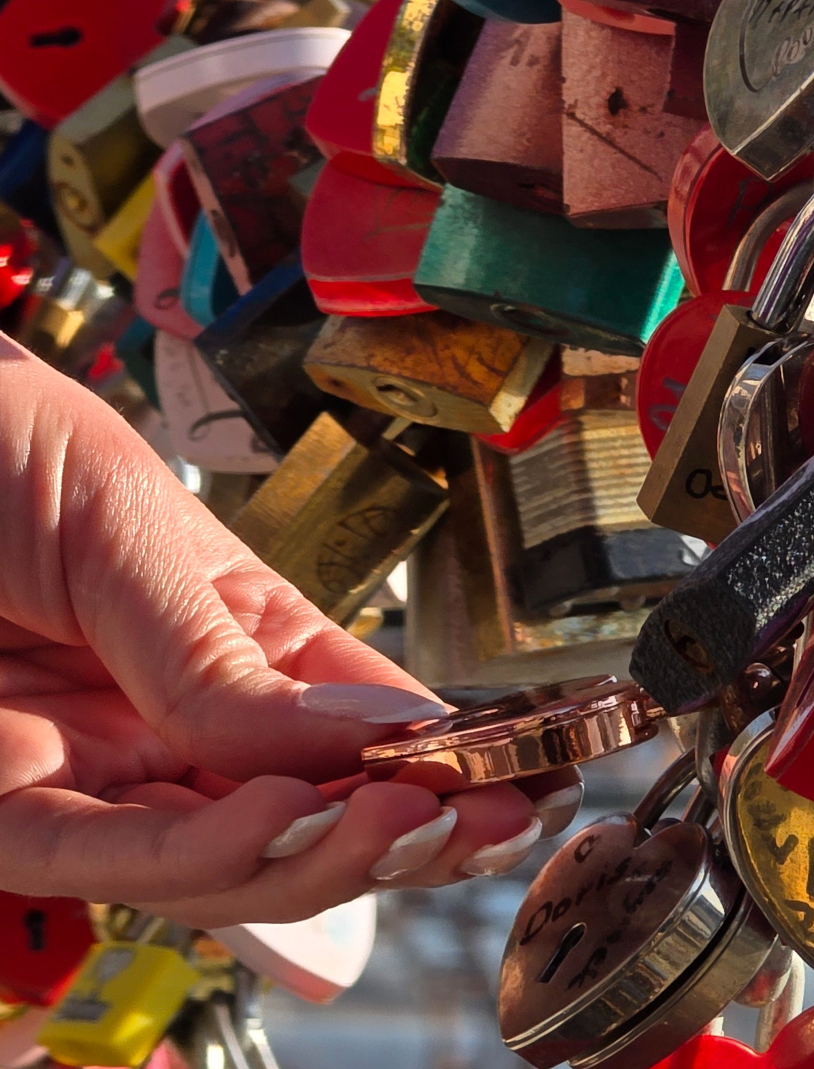 „Zatrzymaj mnie w swoim sercu…” Magiczne miejsce w Solinie przyciąga pary z całej Polski [VIDEO, ZDJĘCIA]