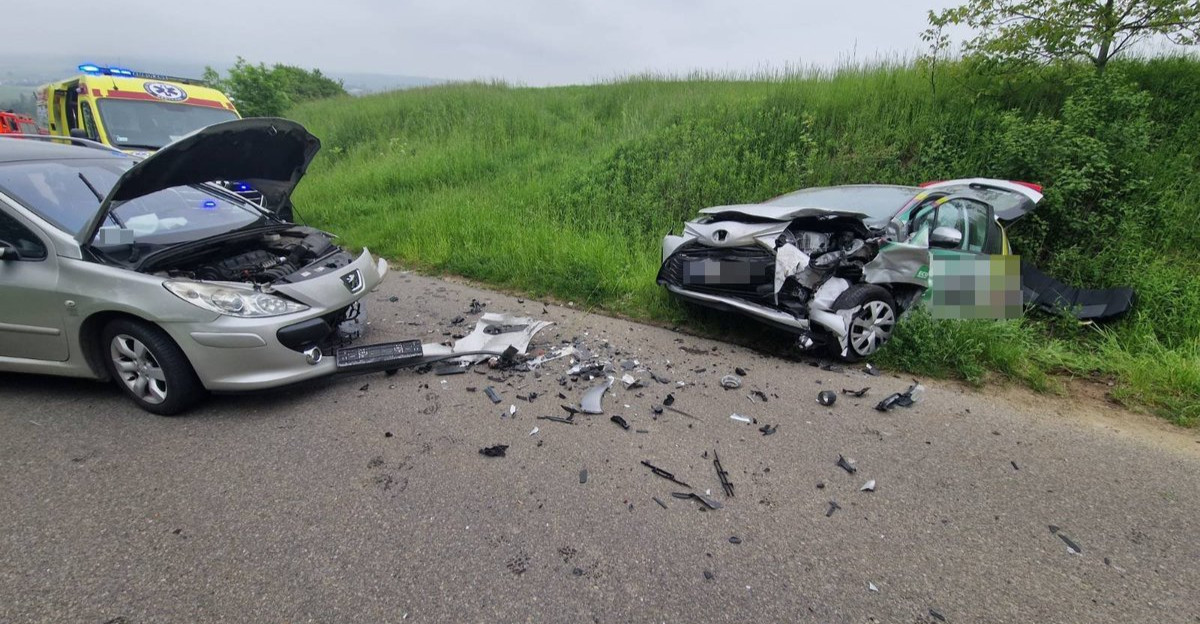 Czołowe zderzenie dwóch samochodów (FOTO)
