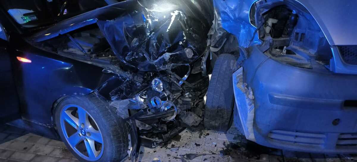 PODKARPACIE. Stracił panowanie nad BMW i rozbił trzy auta. 27-latek groził mundurowym!