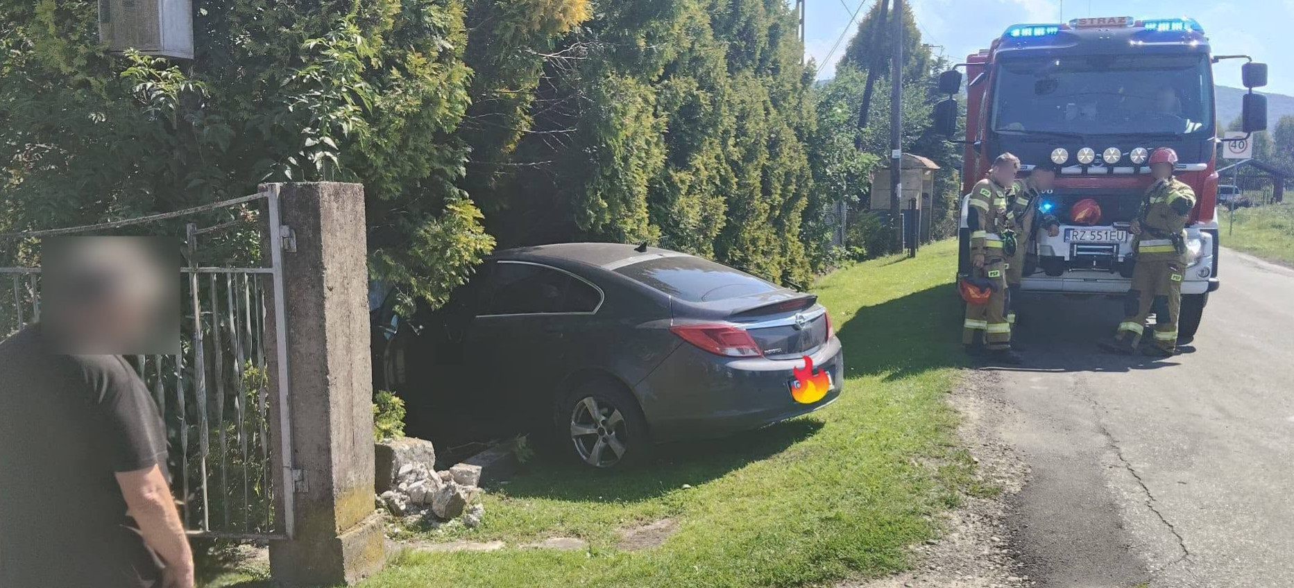 Groźnie wyglądające zdarzenie w Mrzygłodzie. Auto uderzyło w ogrodzenie [ZDJĘCIA]