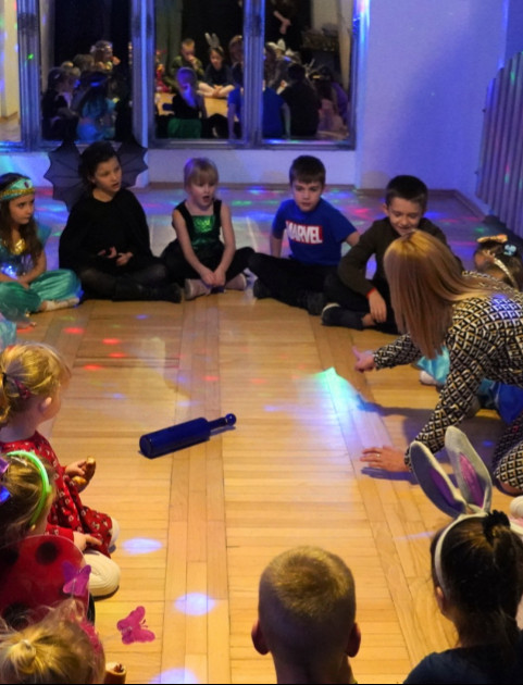 Wróżby, tańce i niezapomniana zabawa. Andrzejki w MDK Sanok [VIDEO, ZDJĘCIA]