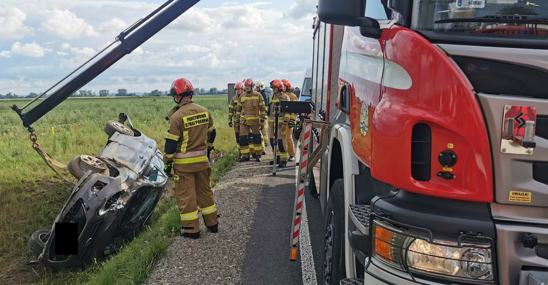 Osobówka dachowała w rowie. W środku 4 osoby [ZDJĘCIA]