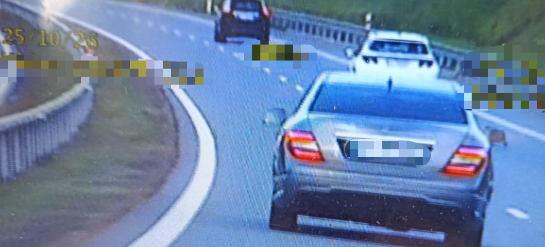 19-latek pędził mercedesem 227 km/h. Co mu grozi ?