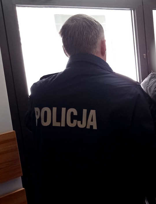 PODKARPACIE: Poszukiwany 30-latek schował się w skrytce pod podłogą. Został zatrzymany