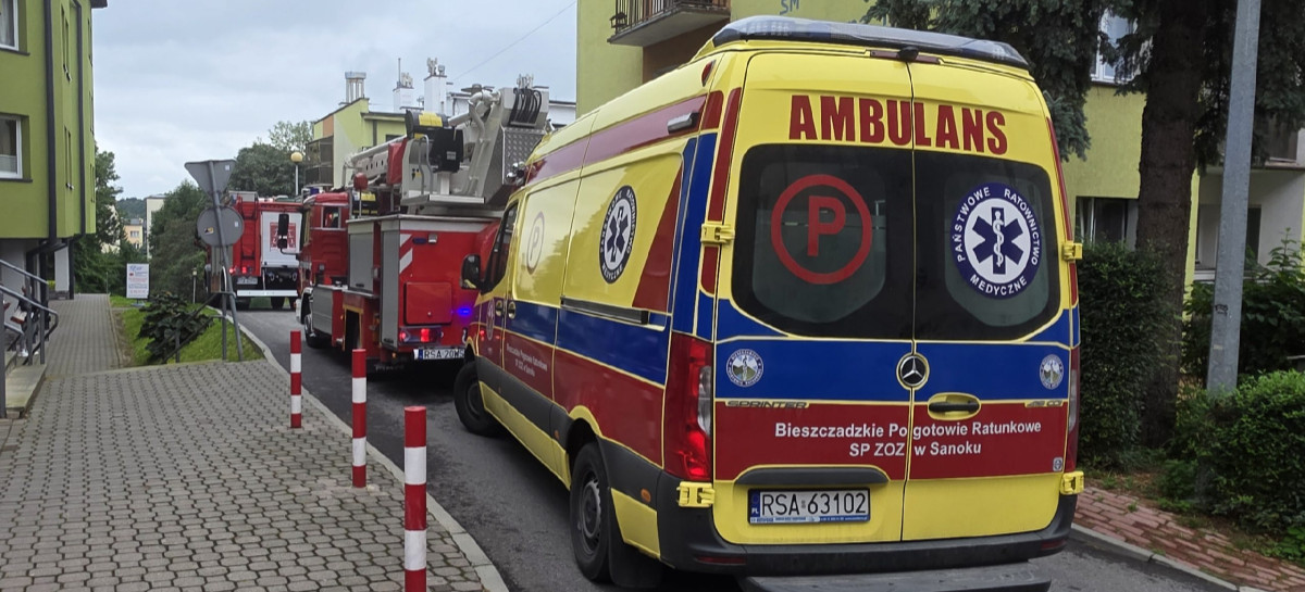 Interwencja służb na ul. Cerkiewnej w Sanoku. Osoba siedziała na parapecie czwartego piętra