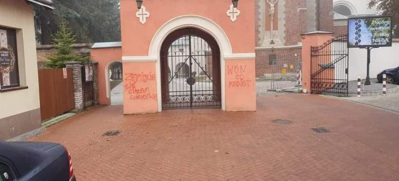 “WON OD KOBIET” na bramie Bazyliki w Przeworsku! (FOTO, WIDEO)