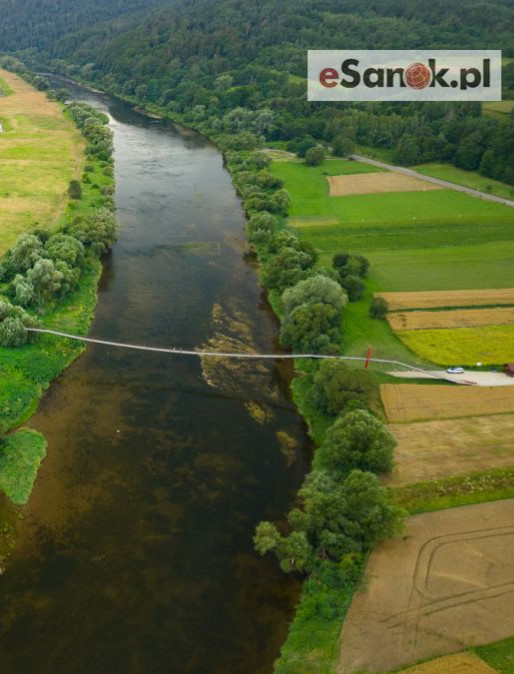 Wisząca kładka nad Sanem. Warto się tu zatrzymać! VIDEO Z LOTU PTAKA