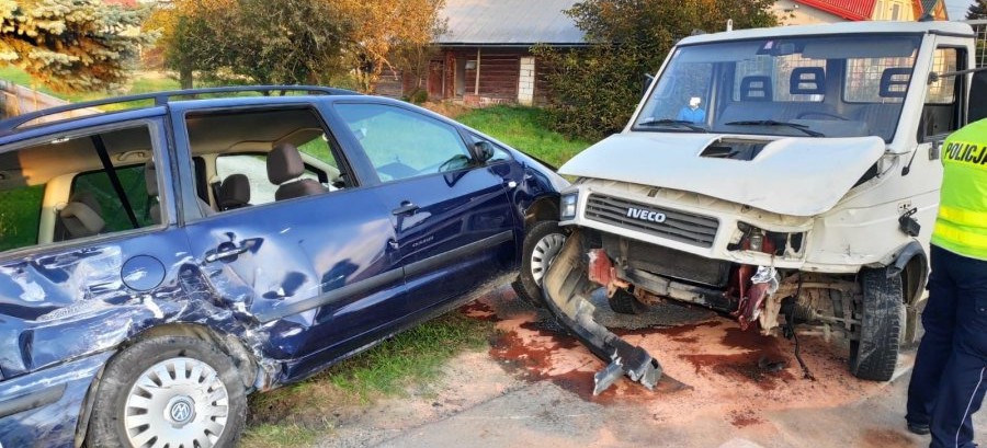 BLIZNE: Volkswagen zderzył się z iveco. Wśród pasażerów dwójka dzieci (ZDJĘCIA)