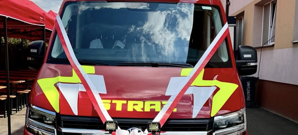 PORAŻ: Uroczyste poświęcenie nowego samochodu pożarniczego VW Crafter (ZDJĘCIA)