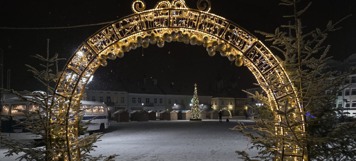 Zimowy Sanok nocą. Miasto otulone białym puchem [ZOBACZ ZDJĘCIA]