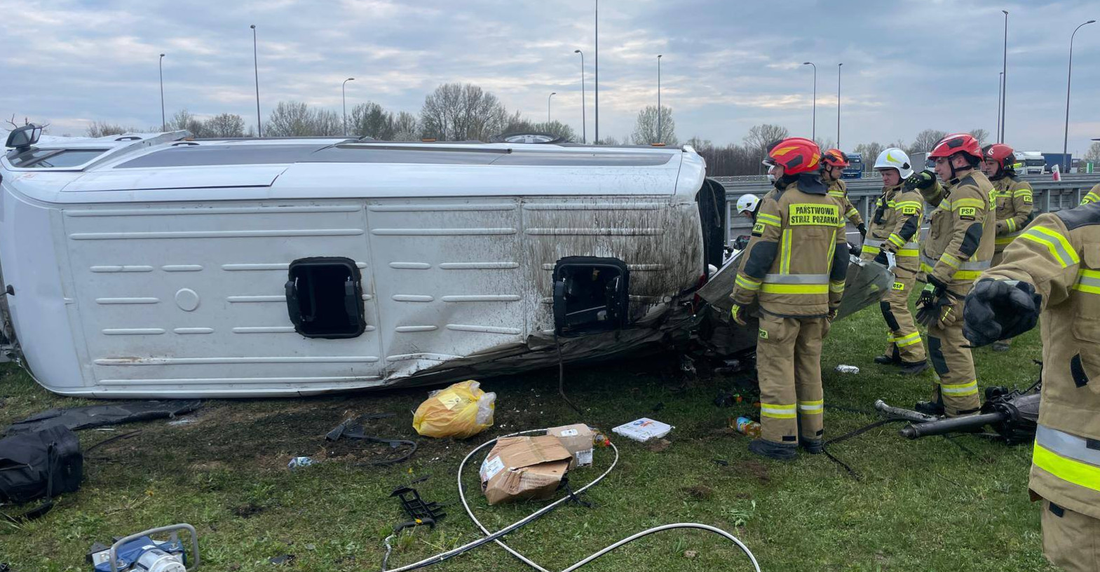 PODKARPACIE: Dachowanie busa na A4. Dwie osoby trafiły do szpitala [ZDJĘCIA]